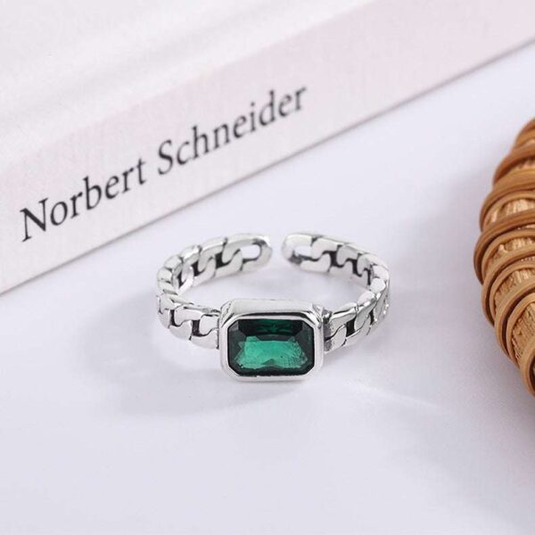 Index finger ring for women, the perfect accessory to add sophistication to any outfit