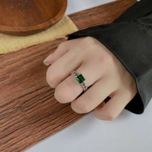 Index finger ring for women, the perfect accessory to add sophistication to any outfit