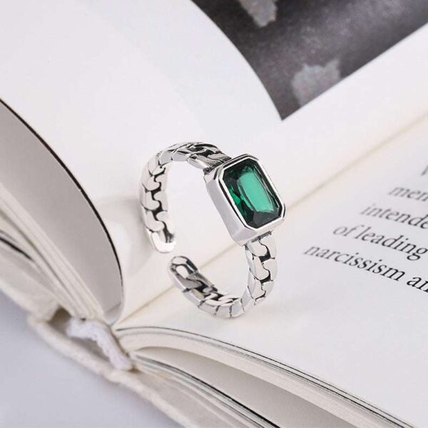 Index finger ring for women, the perfect accessory to add sophistication to any outfit