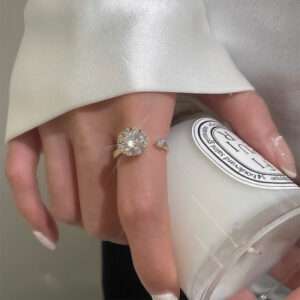 Radiant Reflections: A Captivating Rotating Diamond Ring | Sparkle