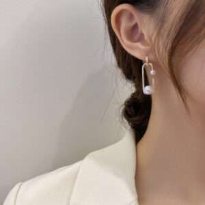 Elegant Stud Earrings with Diamond and Pearl - Timeless beauty and sophistication in every detai