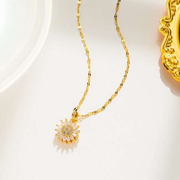 Daffodil Necklace with Elegant Floral Desig